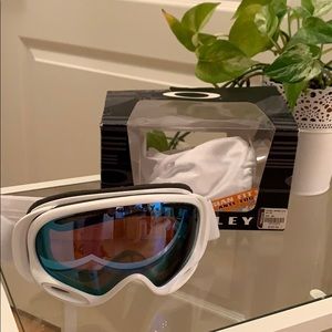 SOLD | Oakley White Ski & Snowboard Goggles